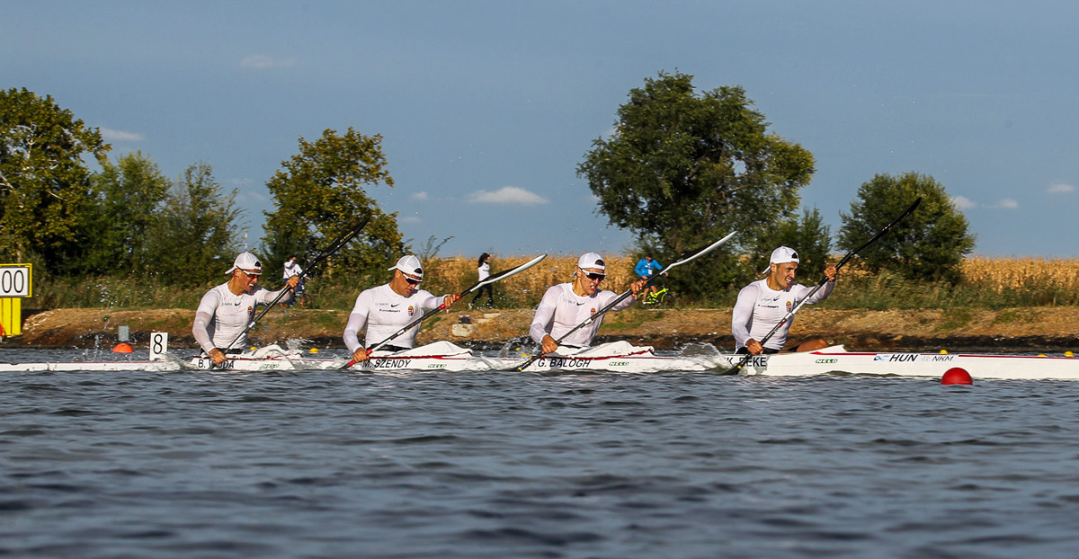 Döntőben a női négyesek