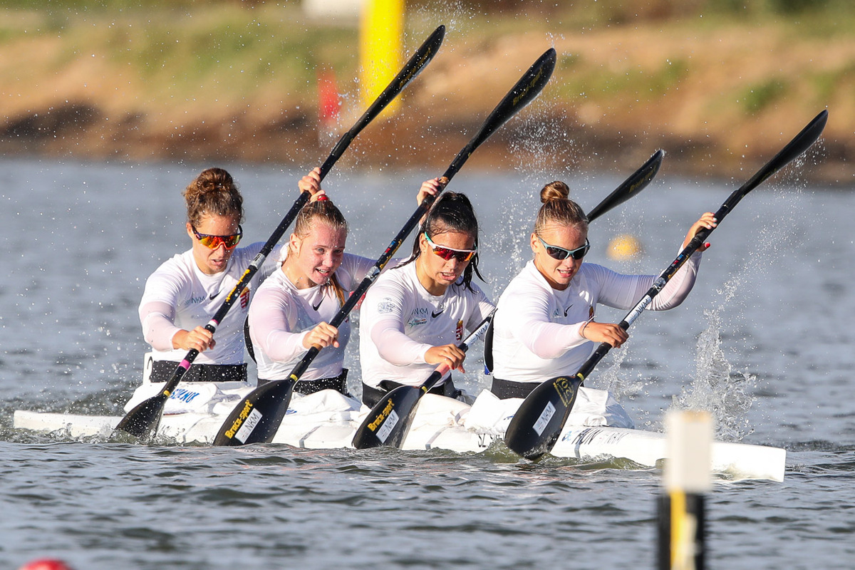 Döntőben a női négyesek