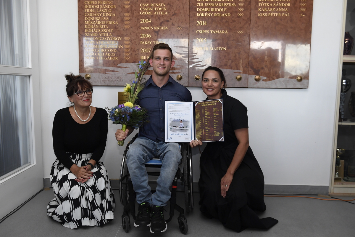 Már 58 név szerepel a márványtáblán