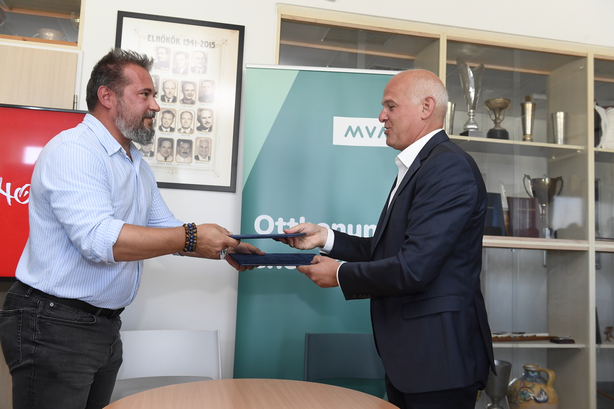 Már 58 név szerepel a márványtáblán