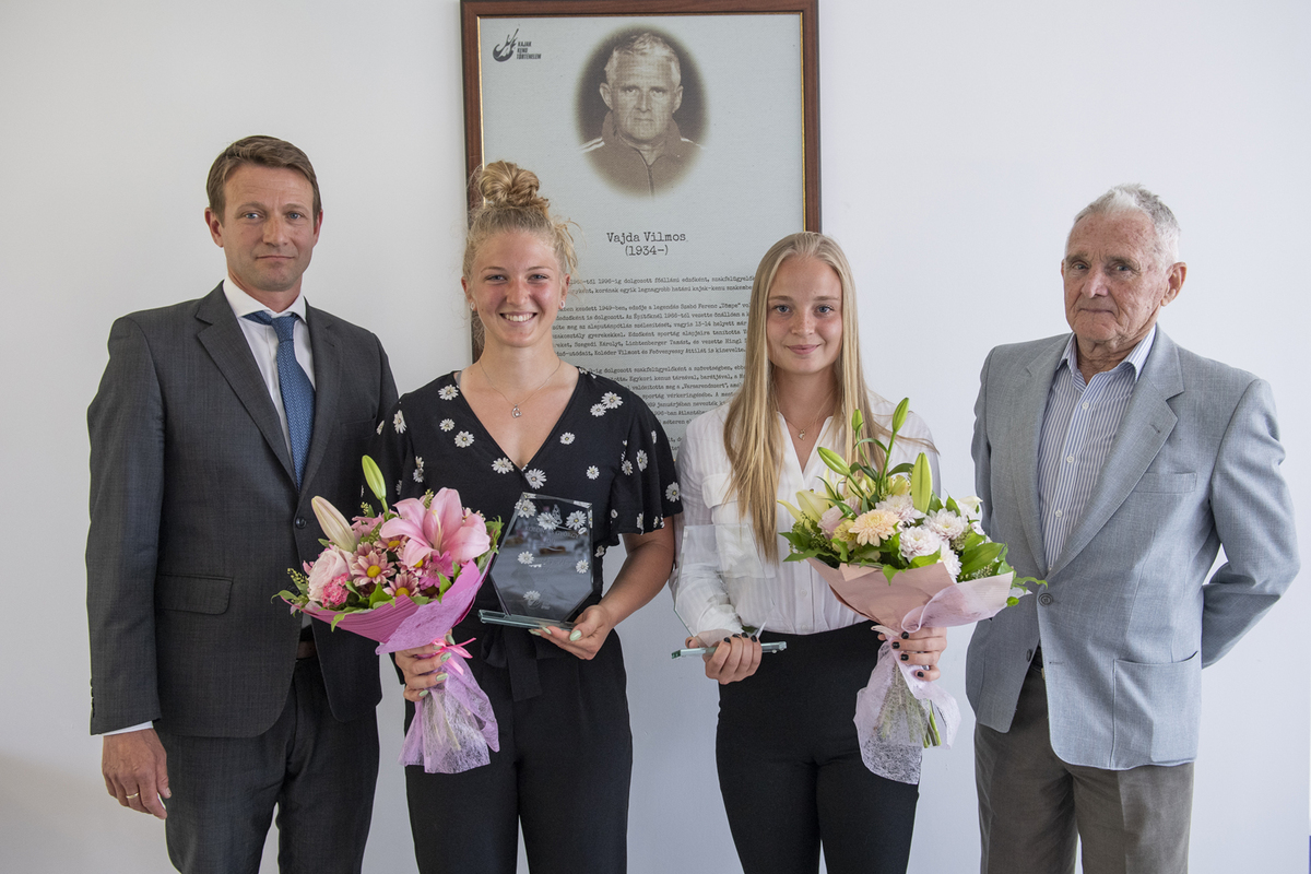 Vajda Vilmosról neveztük el a Kolonics Központ tárgyalóját