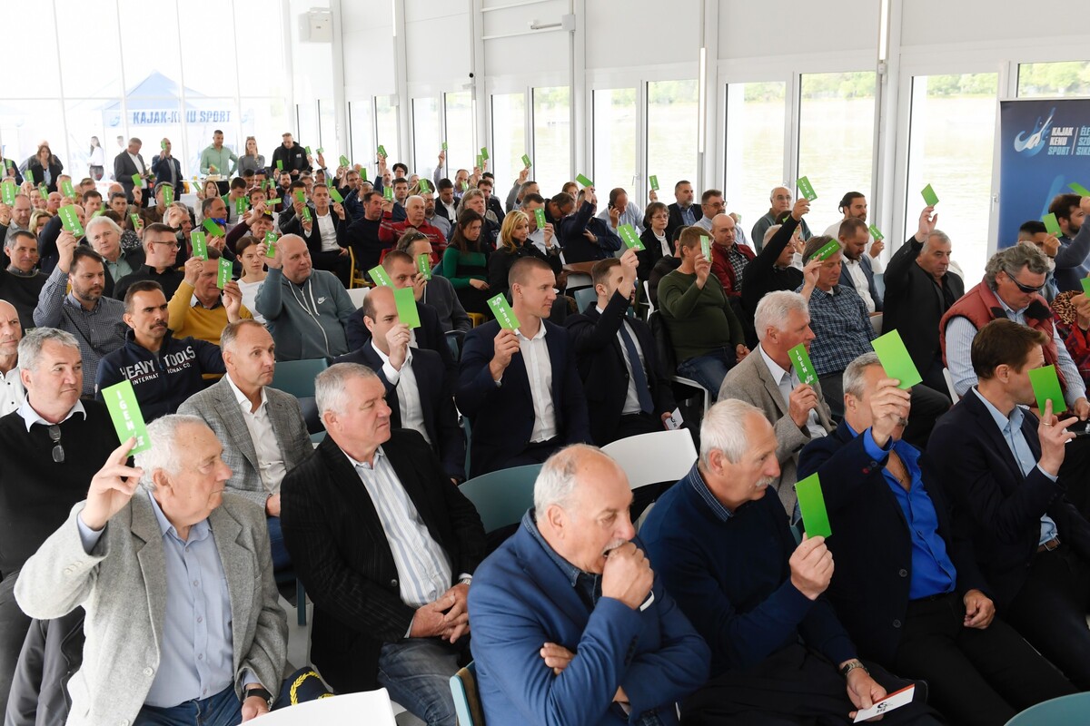 Történelmi beszéd, éves beszámoló, költségvetés és új elnökségi tagok a Közgyűlésen