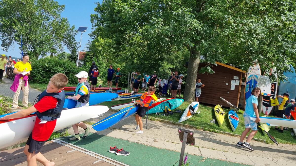 Szárazföldi és vízi ügyességi játékokkal tarkított hétvégén vannak túl a legfiatalabbak