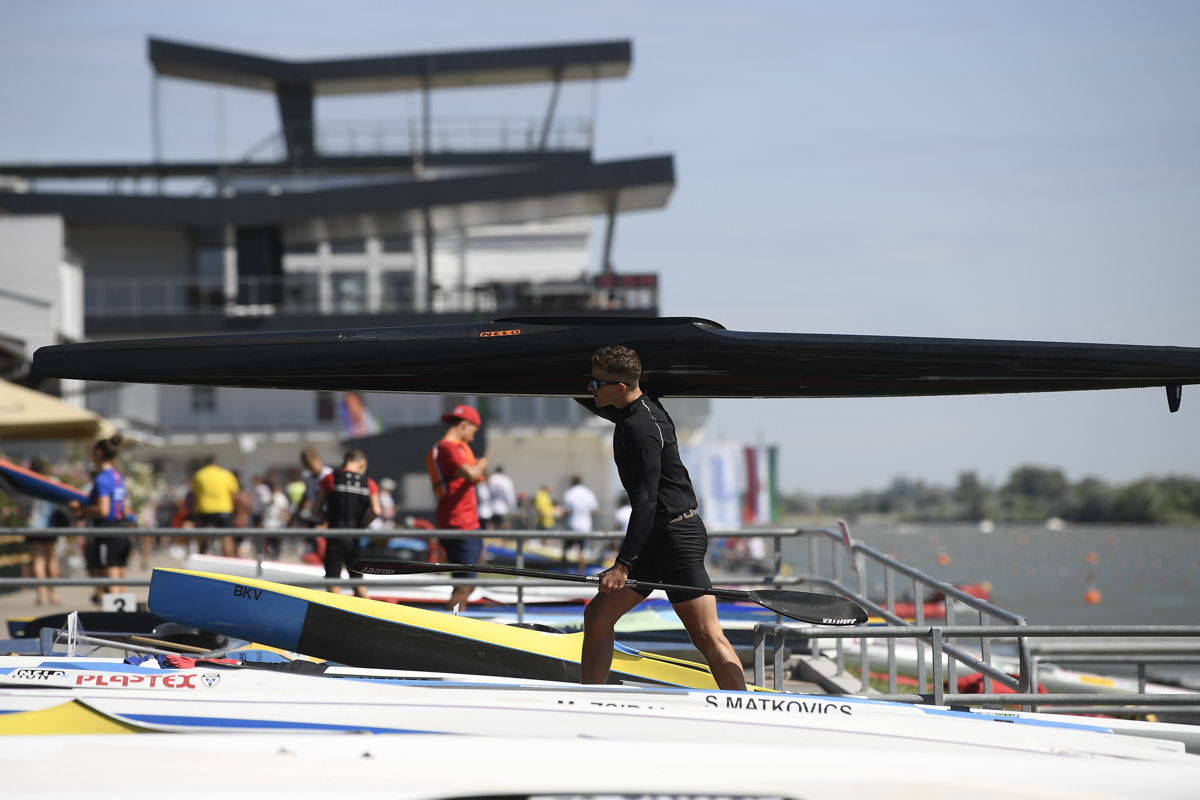 Kopasz Bálint az ezer métert is simán behúzta, a kölyök korosztály is vízre szállt