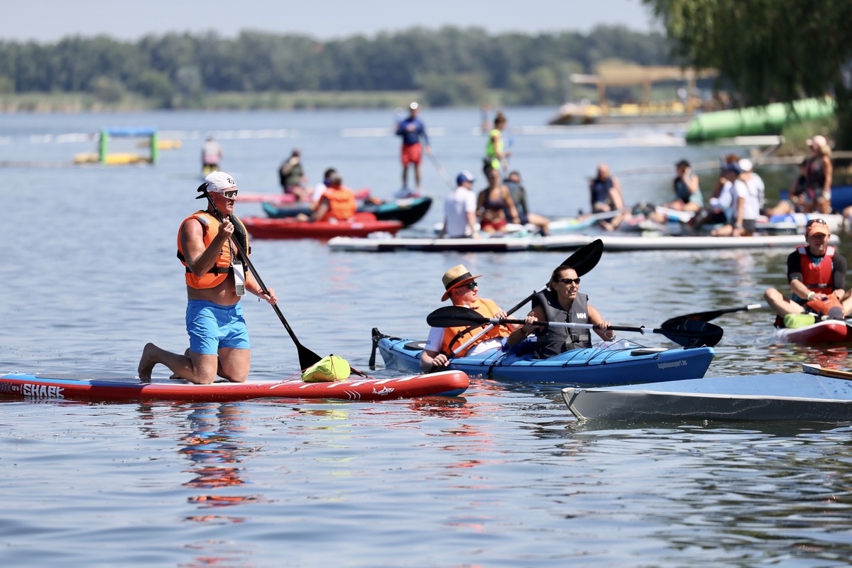 Több, mint hatszázan evezték, vagy úszták át a Tisza-tavat