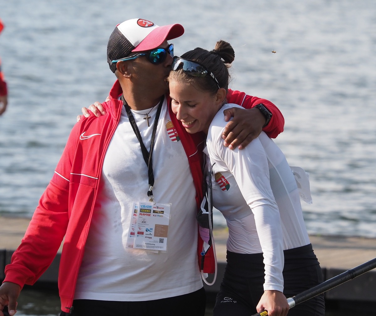 Két-két arany- és bronzérem pénteken a maraton vb-n