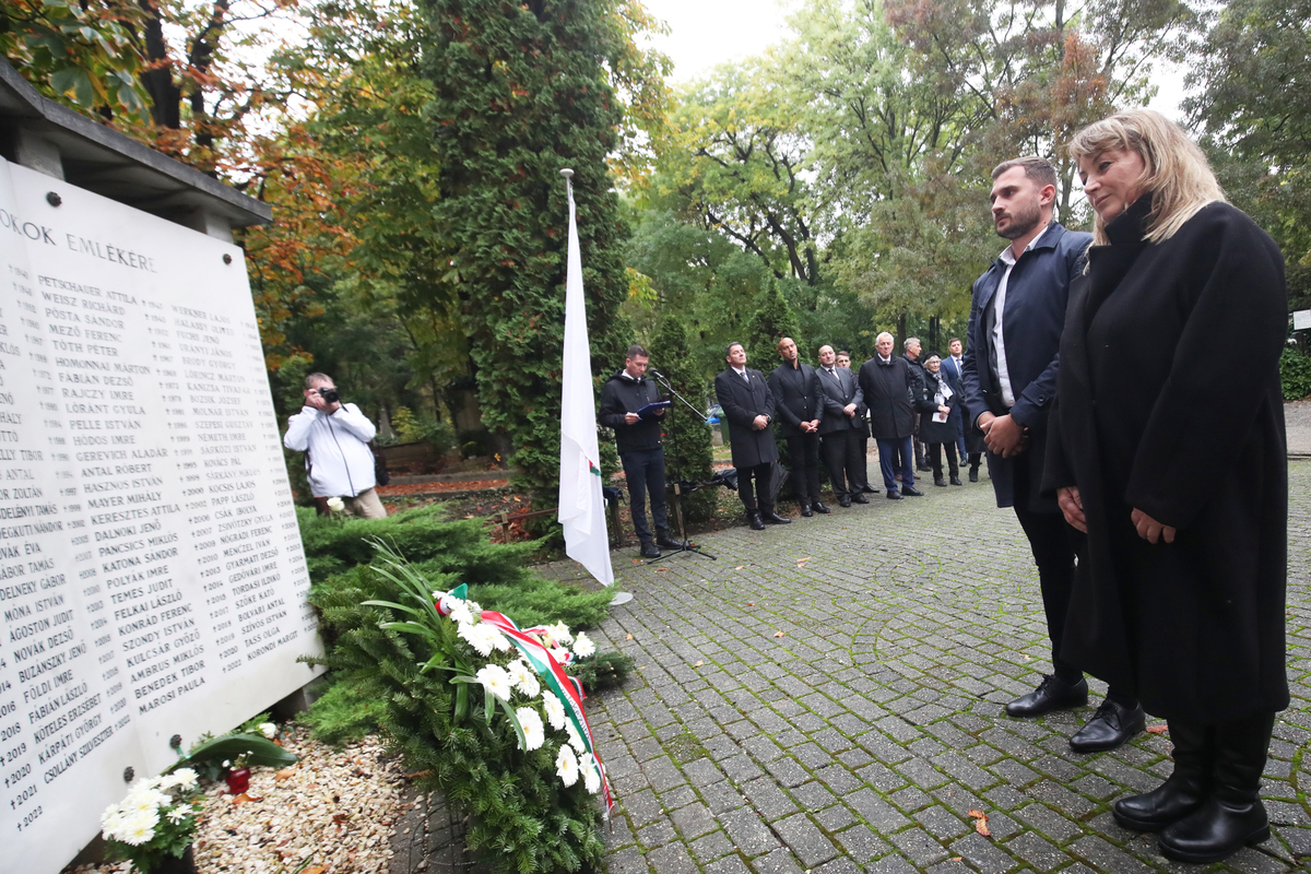 Elhunytjainkra emlékeztünk a Farkasréti temetőben